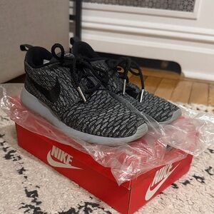Nike Grey Knit Roshe One Flyknit Sneakers - Size 5.5